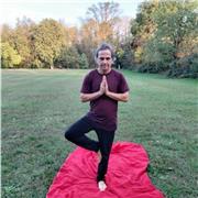 Insegnante yoga offre lezioni di yoga per un benessere psicofisico attraverso riscaldamento, saluti al sole,asana, tecniche di respirazione
